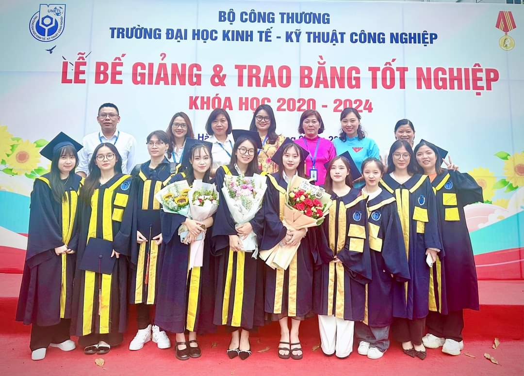 K14 nhận bằng 4