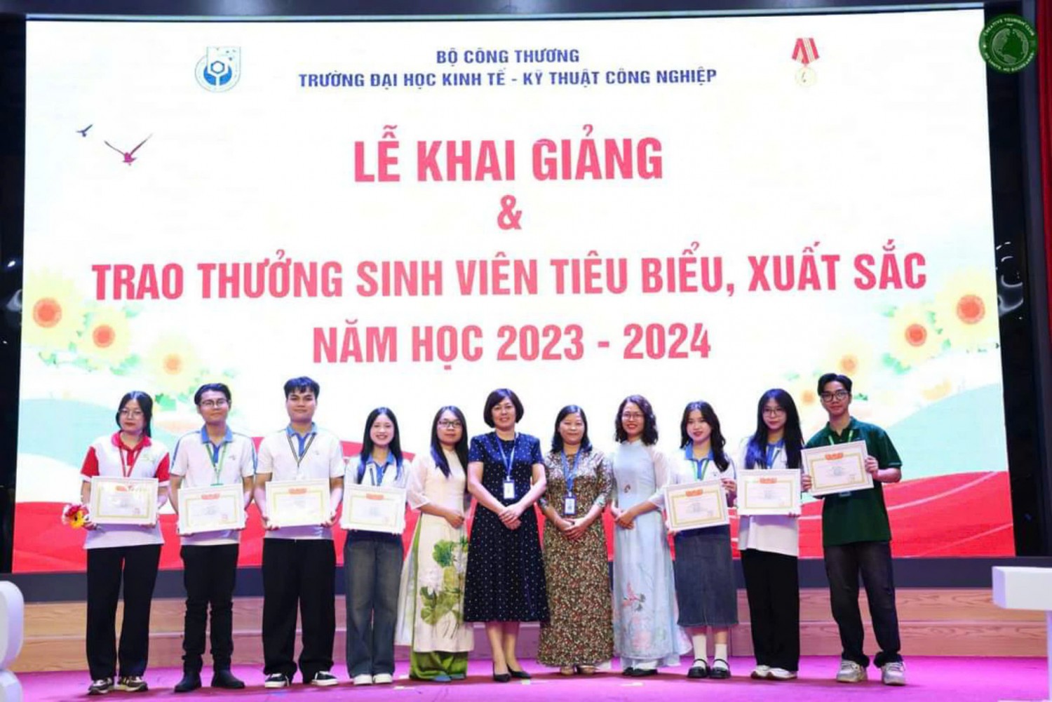 VINH DANH & KHEN THƯỞNG SINH VIÊN TIÊU BIỂU, XUẤT SẮC TRONG LỄ KHAI GIẢNG NĂM HỌC 2024-2025