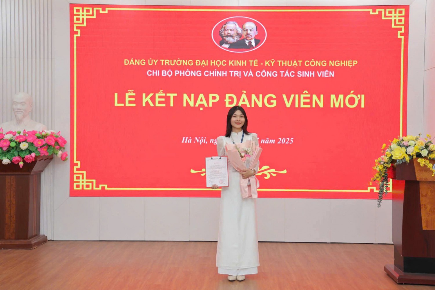Uyên kết nạp Đảng 10