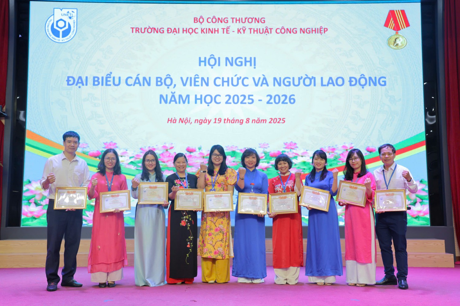 Khoa Du lịch và khách sạn nhận bằng khen của Bộ Công Thương