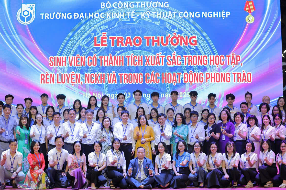 Lễ trao thưởng vinh danh sv đầu năm 25 26