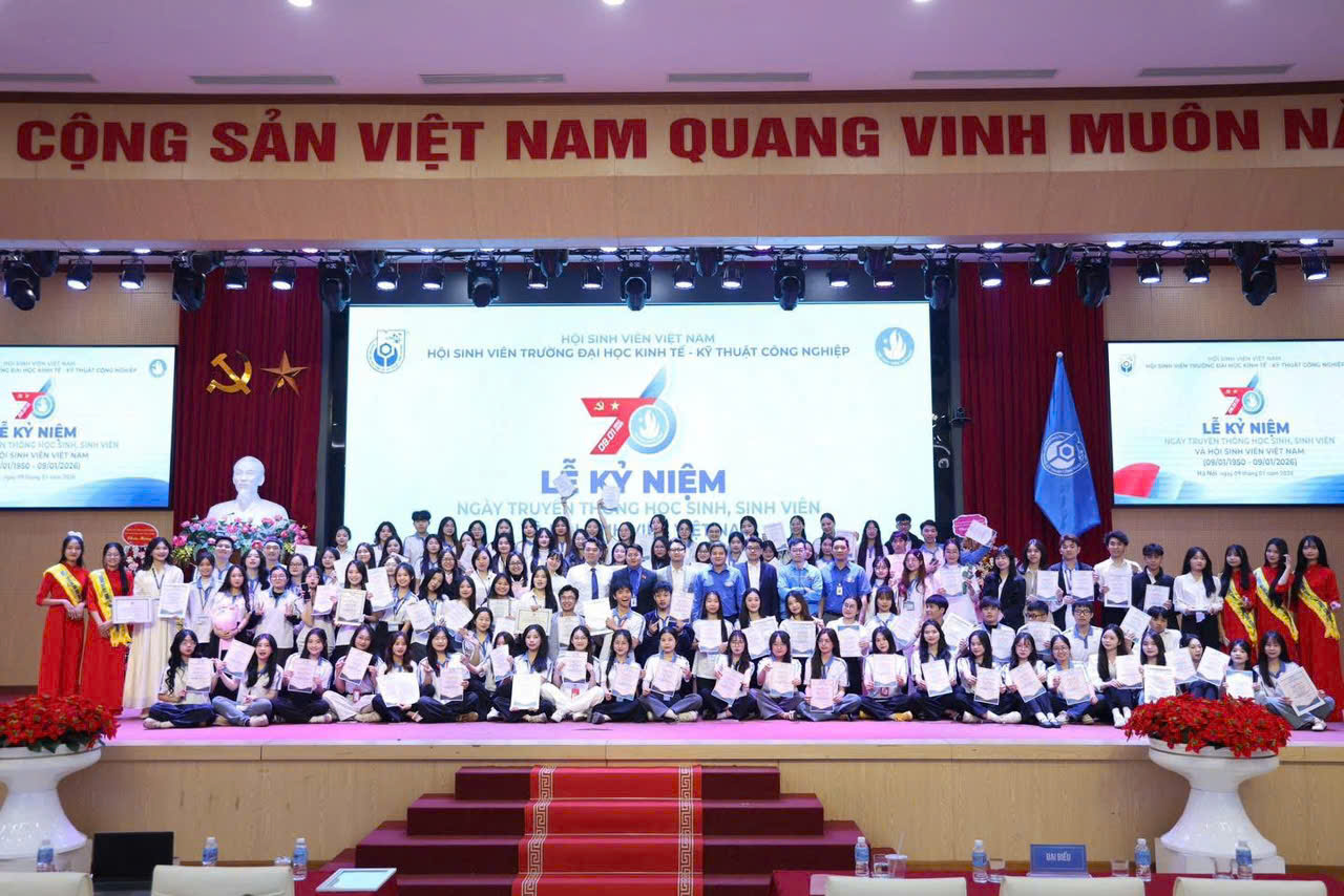 Vinh danh SV trong lễ kỷ niệm 76 năm ngày truyền thống học sinh, sinh viên Việt Nam