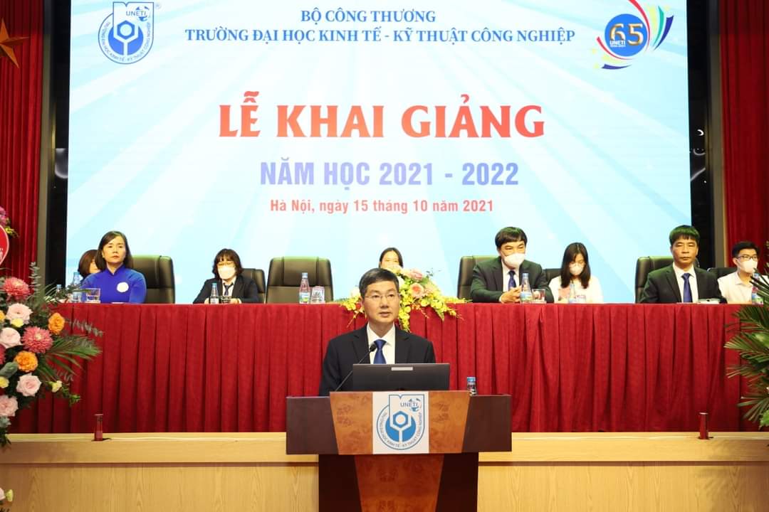 Thầy hiệu trưởng Trần Hoàng Long phát biểu trong lễ khai giảng