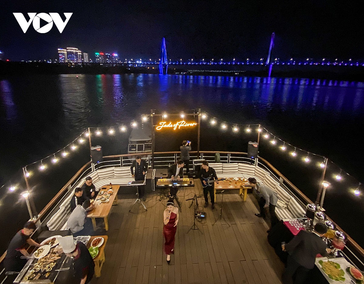 Du thuyền Jade of river trên sông Hồng