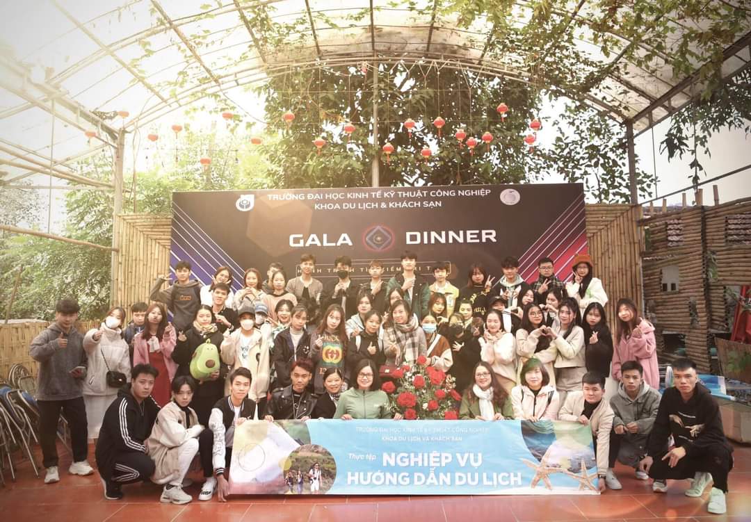 Lớp ĐHDL 15A3 với hoạt động trải nghiệm 2N1Đ tại cố đô Hoa Lư - Tràng An - Bái Đính