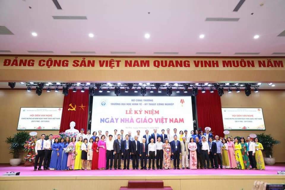 Lãnh đạo Nhà trưởng chụp ảnh lưu niệm cùng khách mời và một số giảng viên cuối buổi lễ