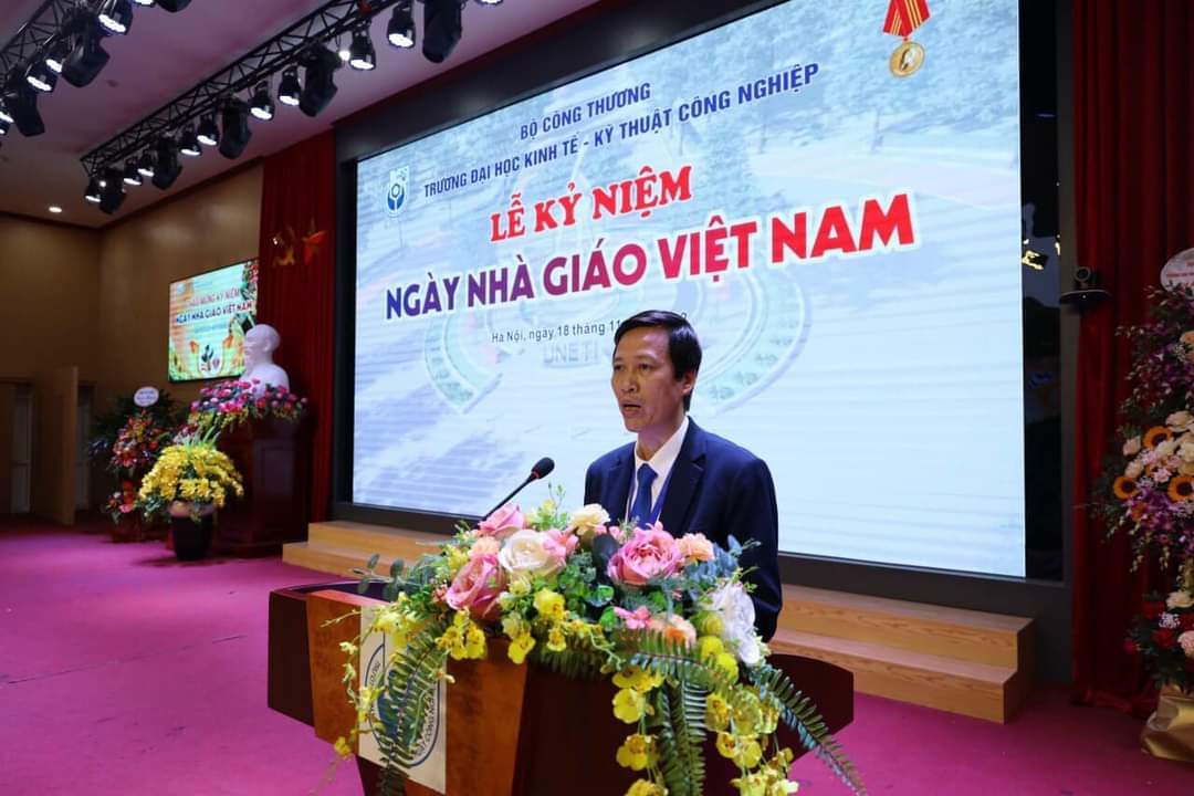 NGƯT TS Trần Đức Cân - Bí thư Đảng ủy, hiệu phó phát biểu trong Lễ kỷ niệm