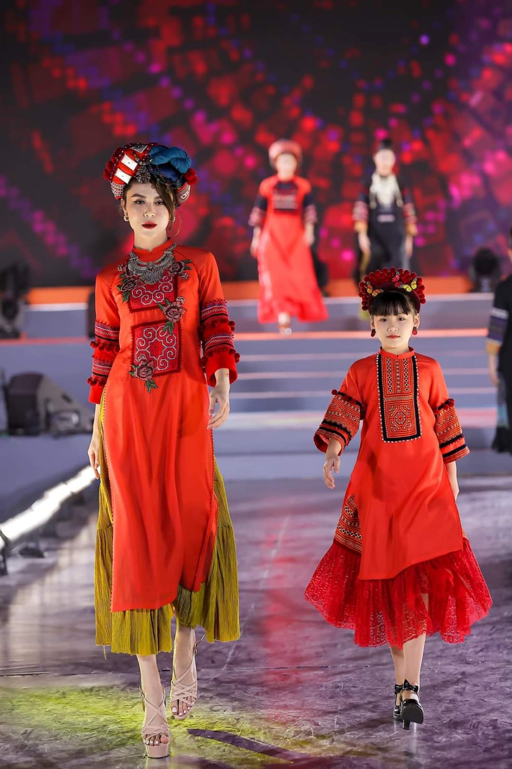 Uneti tham gia trình diễn trong Lễ hội áo dài du lịch Hà Nội năm 2022