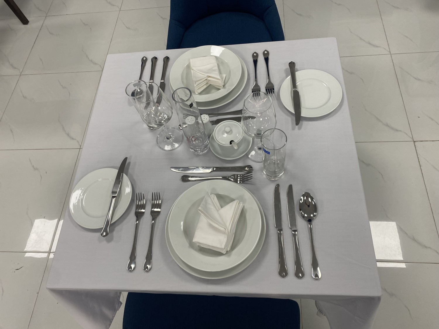 Đặt bàn bữa trưa tối kiểu Nga, Pháp