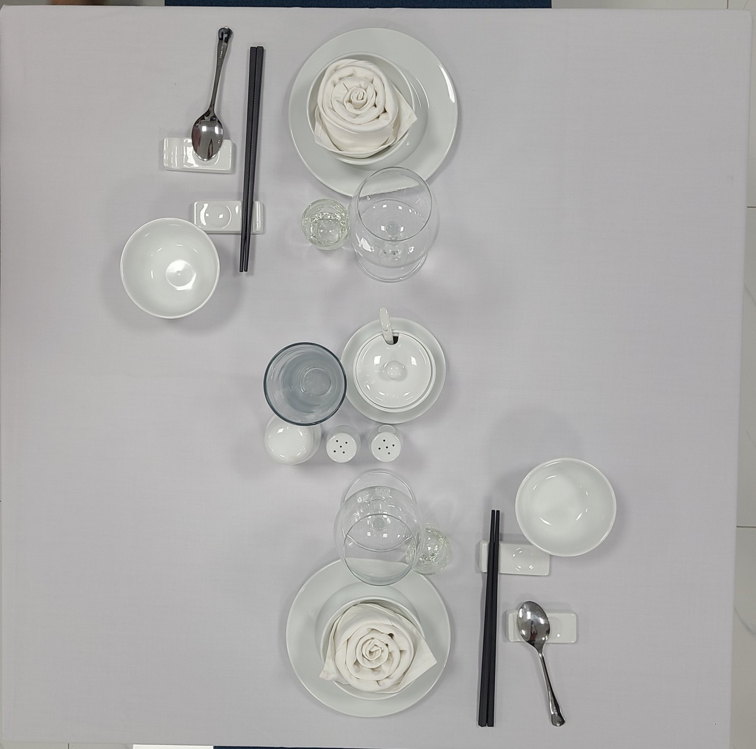 Đặt bàn khách Á