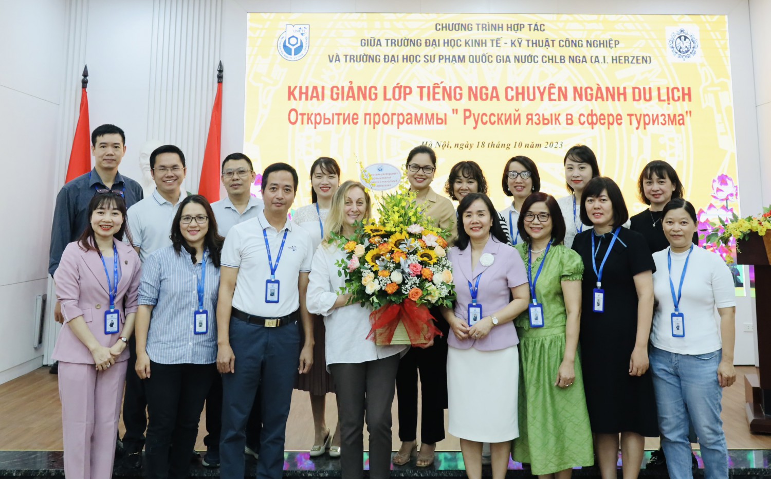 Lãnh đạo nhà trường, giảng viên khoa Du lịch và khách sạn chụp ảnh lưu niệm cùng cô giáo tiếng Nga