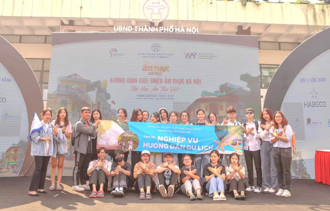 Lớp ĐHDL 16A3 học tập thực tế tại Không gian giới thiệu ẩm thực Hà Nội