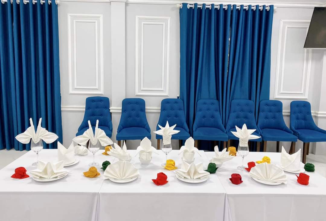 Thực hành nghiệp vụ nhà hàng tại phòng thực hành Uneti