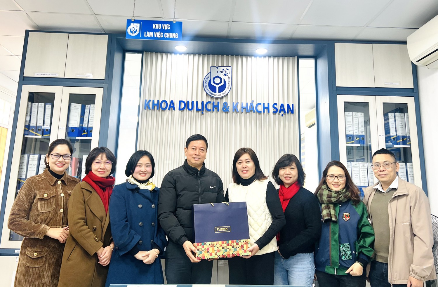 Đại diện Flamingo Cát Bà chúc Tết khoa Du lịch khách sạn Uneti xuân Giáp Thìn 2024