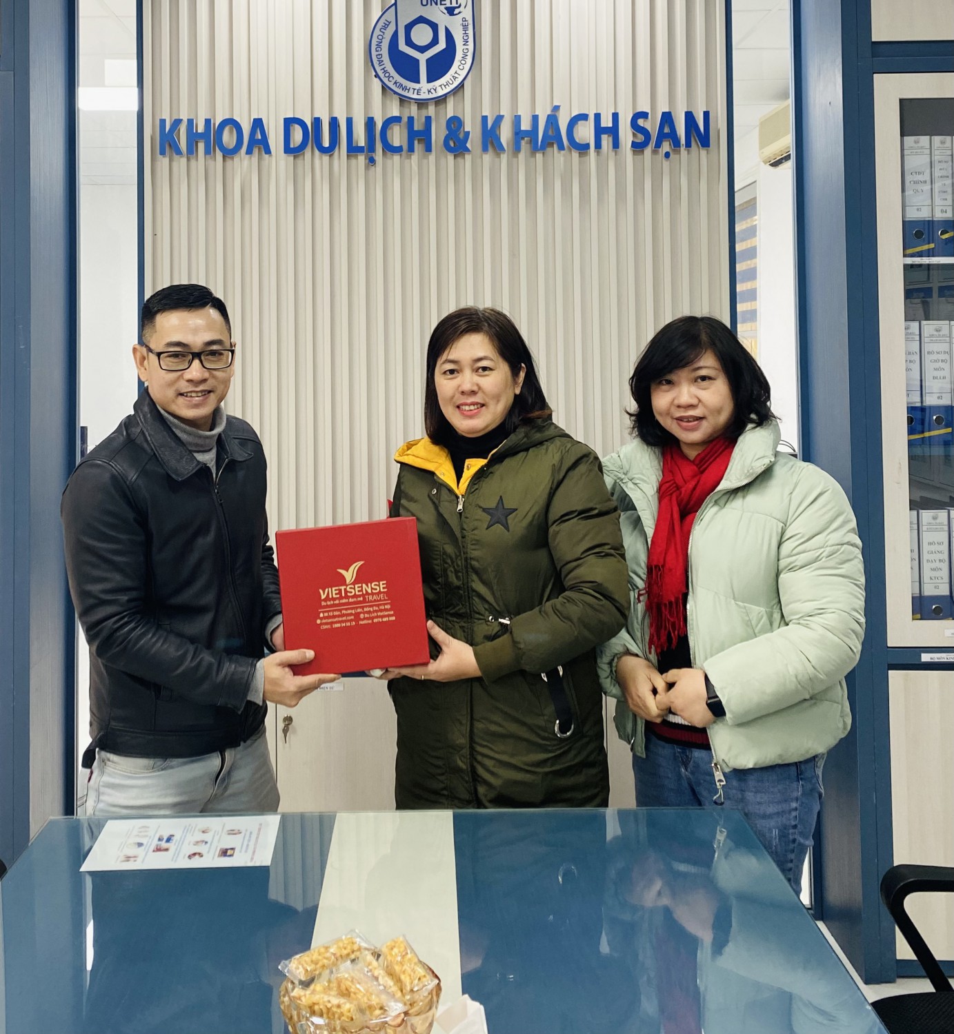 Giám đốc Vietsence Travel chúc Tết khoa Du lịch khách sạn Uneti dịp xuân Giáp Thìn 2024