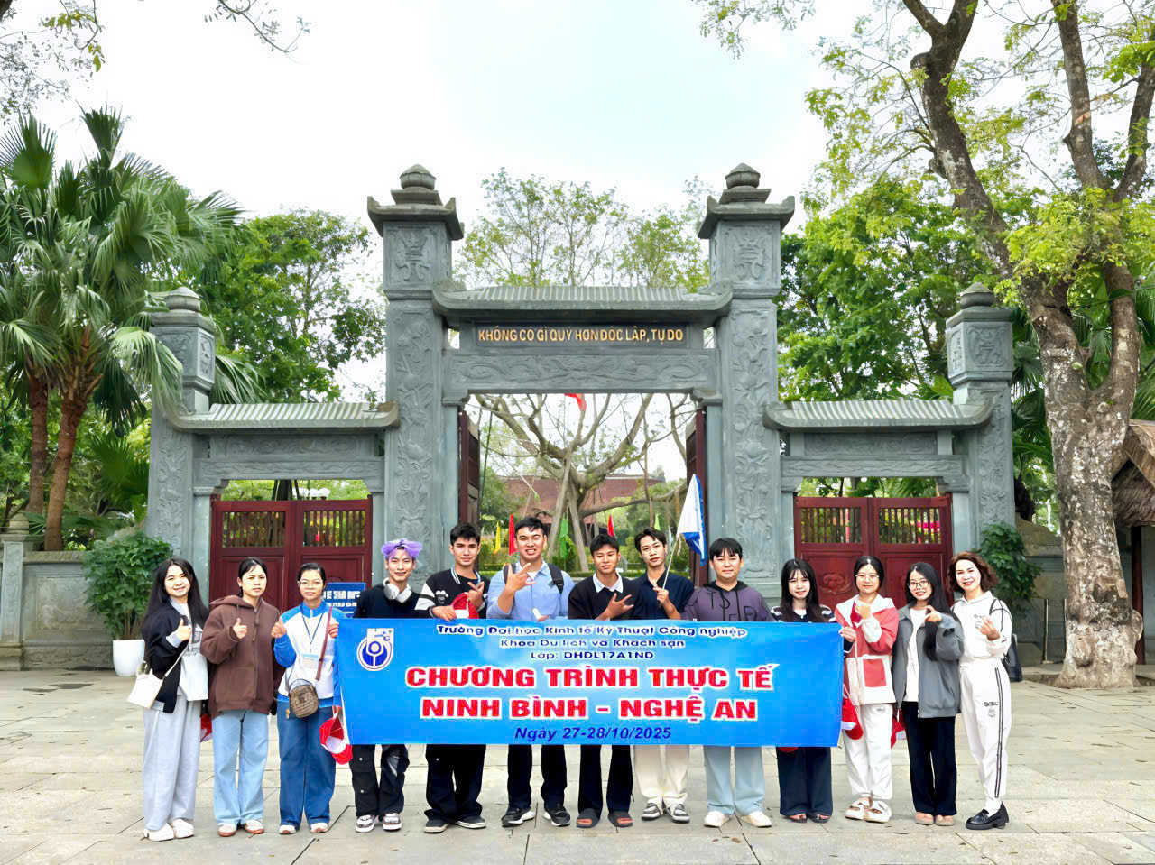 Lớp DL17A1NĐ thực tế Nghiệp vụ hướng dẫn du lịch tại Nghệ An